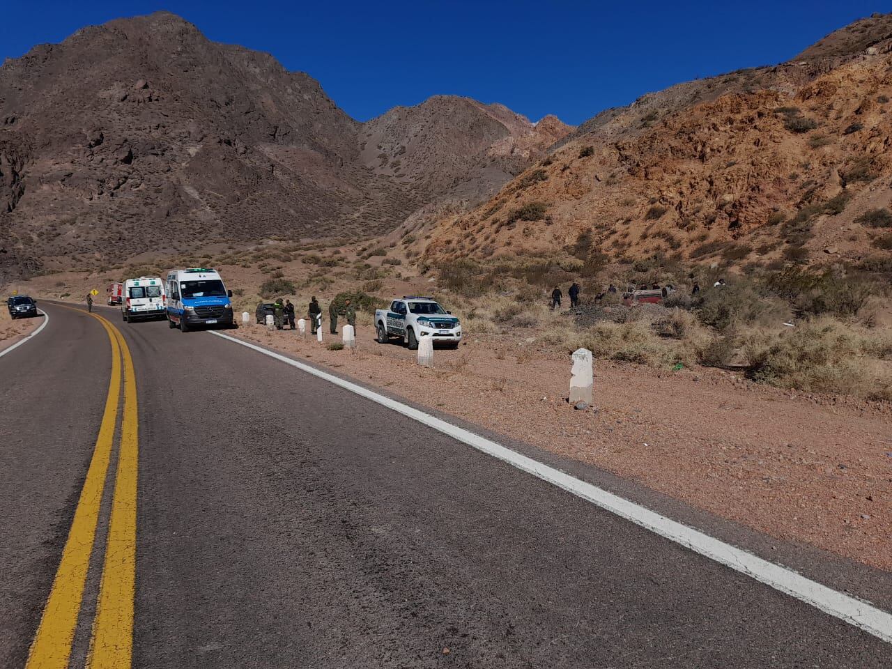 Una familia de chilenos volcó en Uspallata y hay heridos de distinta consideración. Gentielza