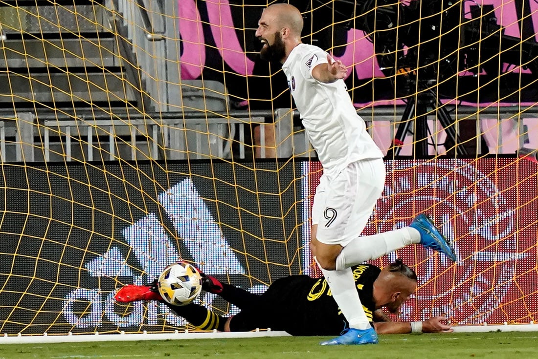 Higuaín celebra lo que fue el único gol de la noche en el partido del Inter (Foto: AP).