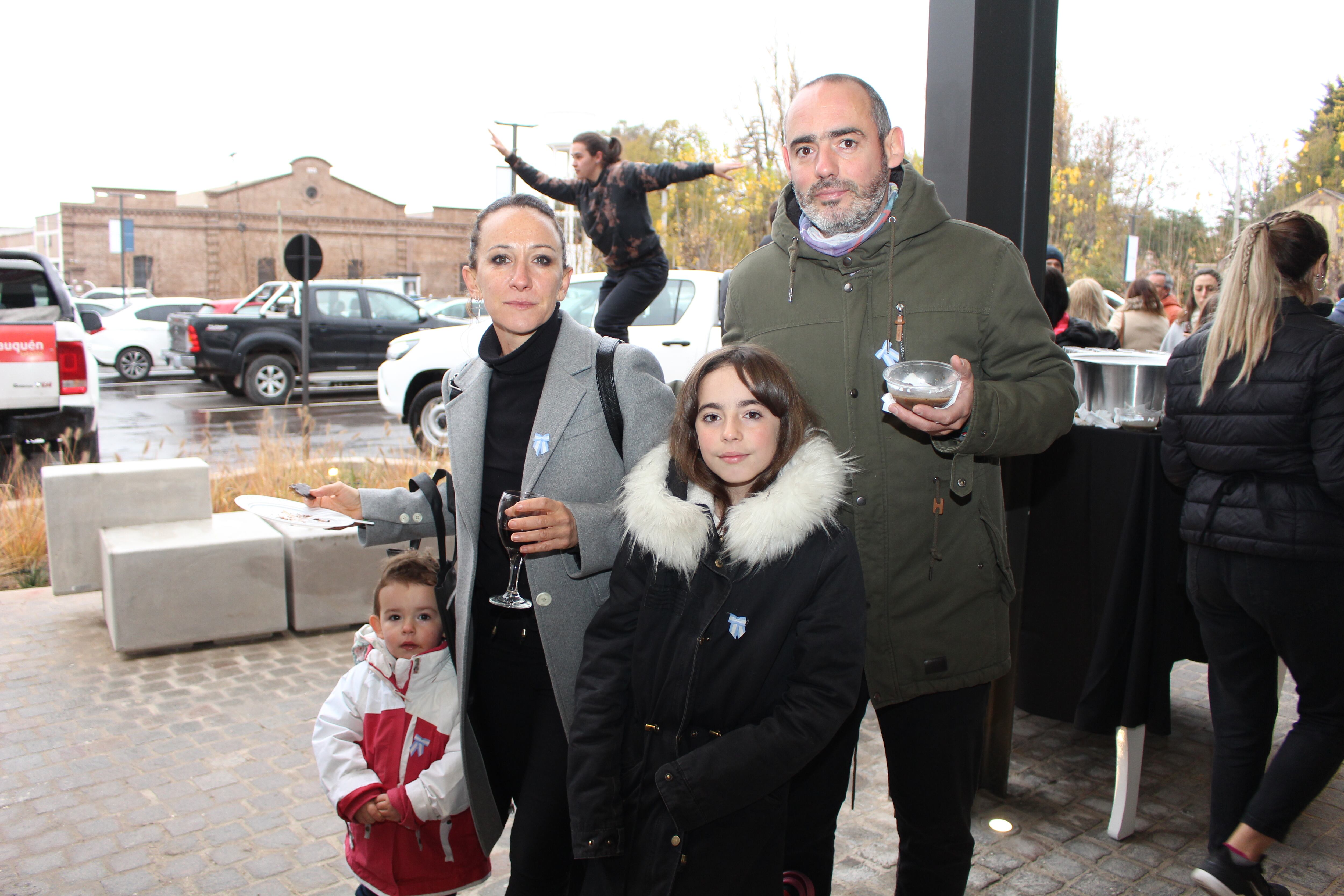 Carola Poggio, Matías Salati, Ana y Clara.