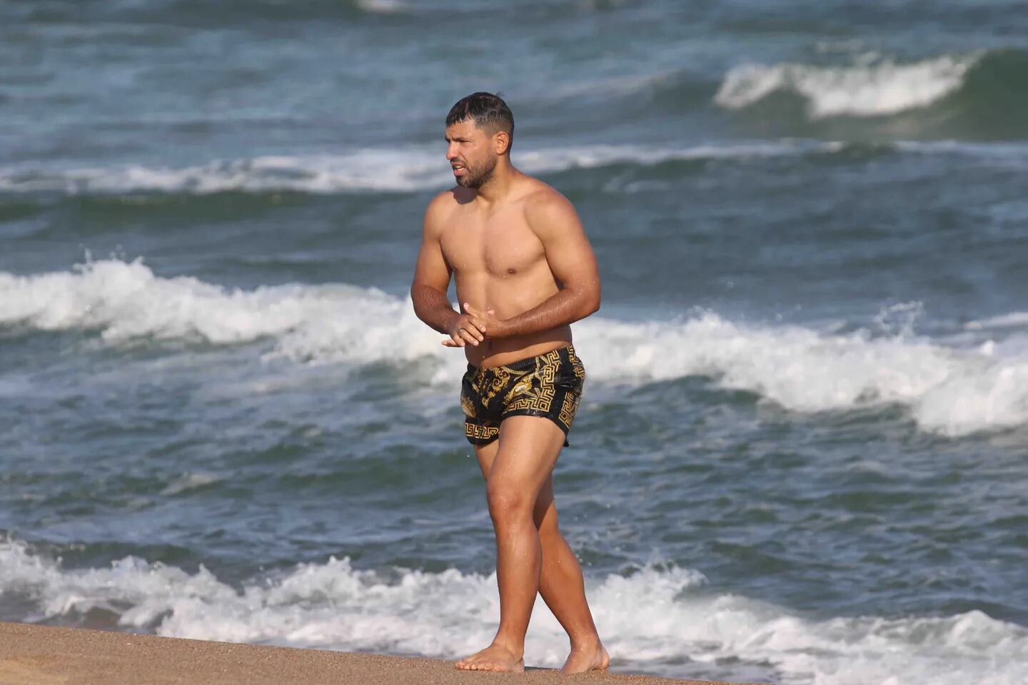 Sergio Agüero vacacionó con su novia e hijo en Punta del Este y sorprendieron con sus atuendos.