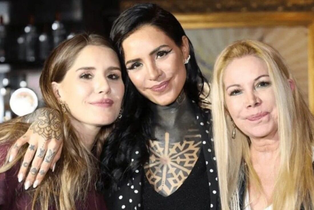 De izquierda a derecha: Mica, Cande y Soledad Aquino (Captura).