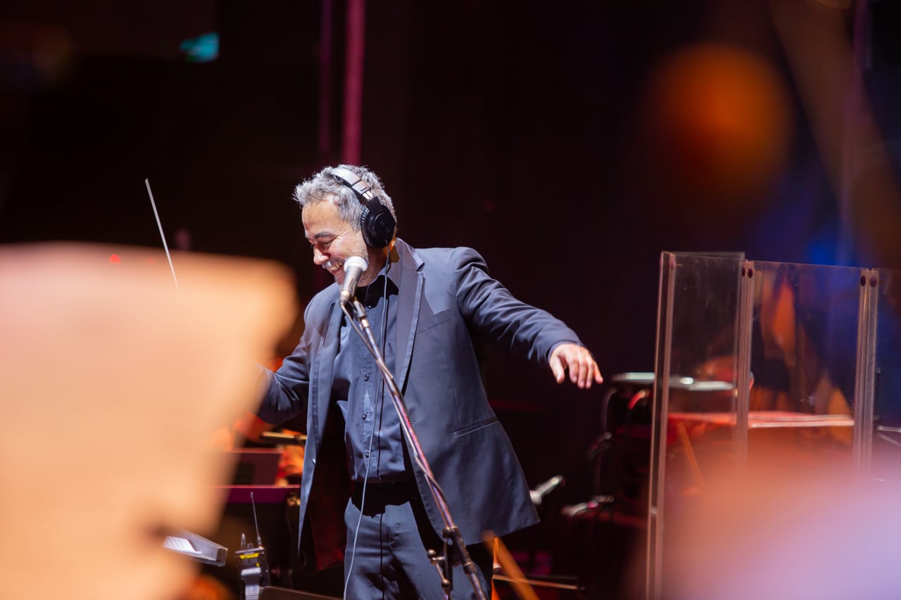 El Maestro César Lara, director invitado de la Sinfónico de la UNCuyo, condujo la orquesta y la hizo brillar.