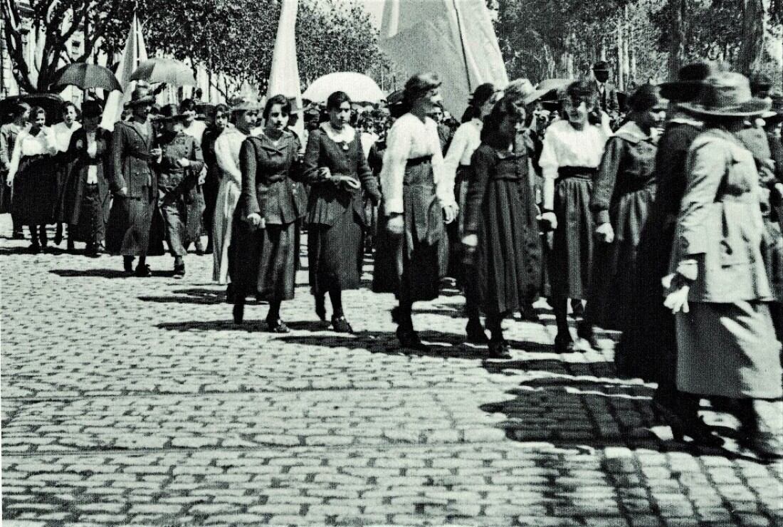 Protesta de maestras en la Plaza Independencia, año 1919. 