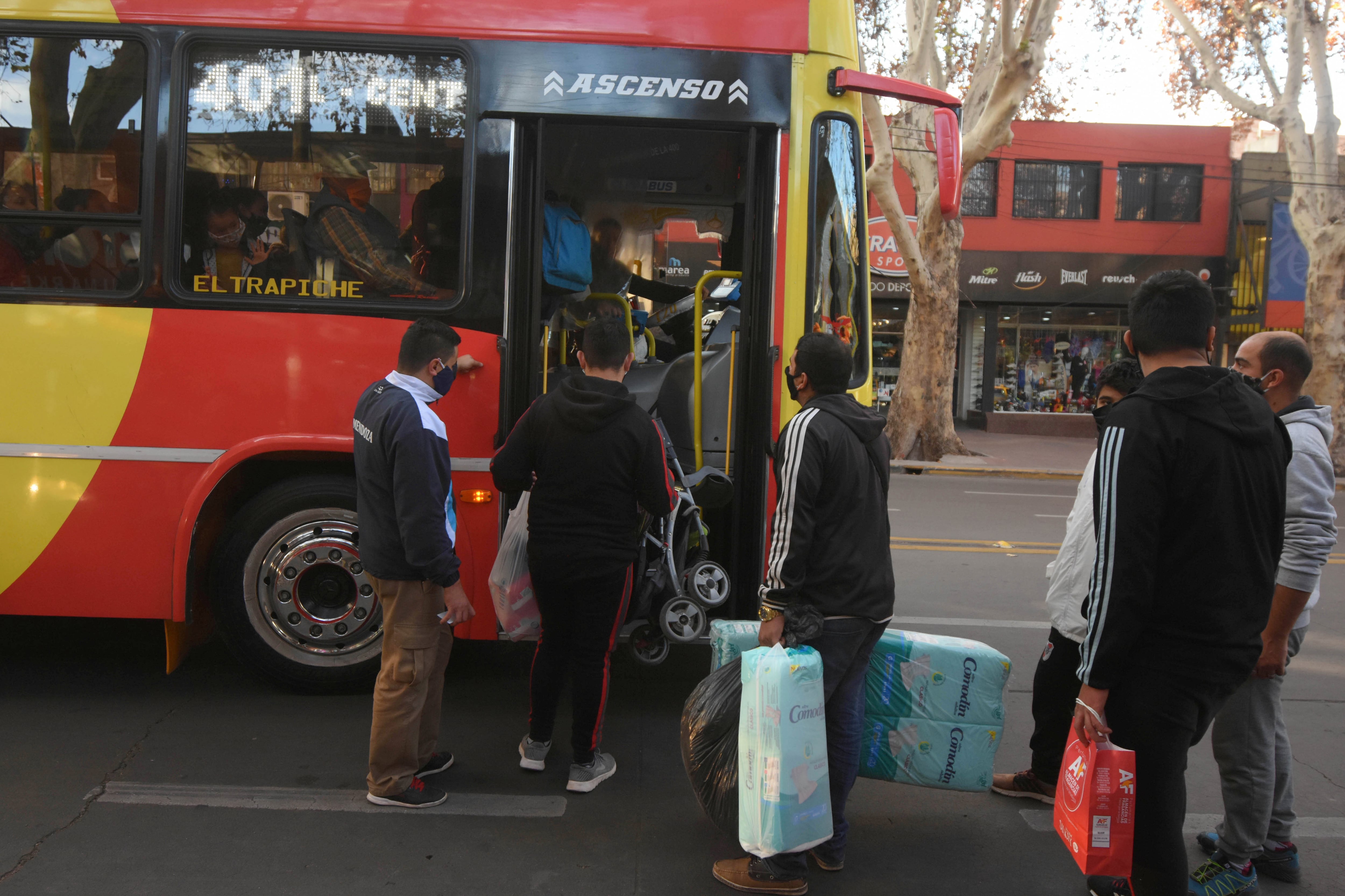 Sin restricción de DNI se notó mucho movimiento de personas por las calles de la ciudad.