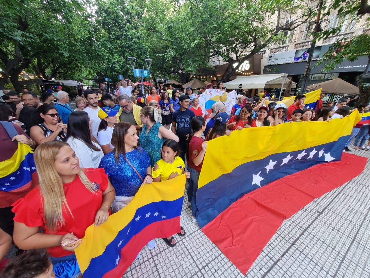 Ciudadanos venezolanos que viven en Mendoza se manifestaron contra el gobierno de Nicolás Maduro. Foto: Los Andes / Daniel Caballero