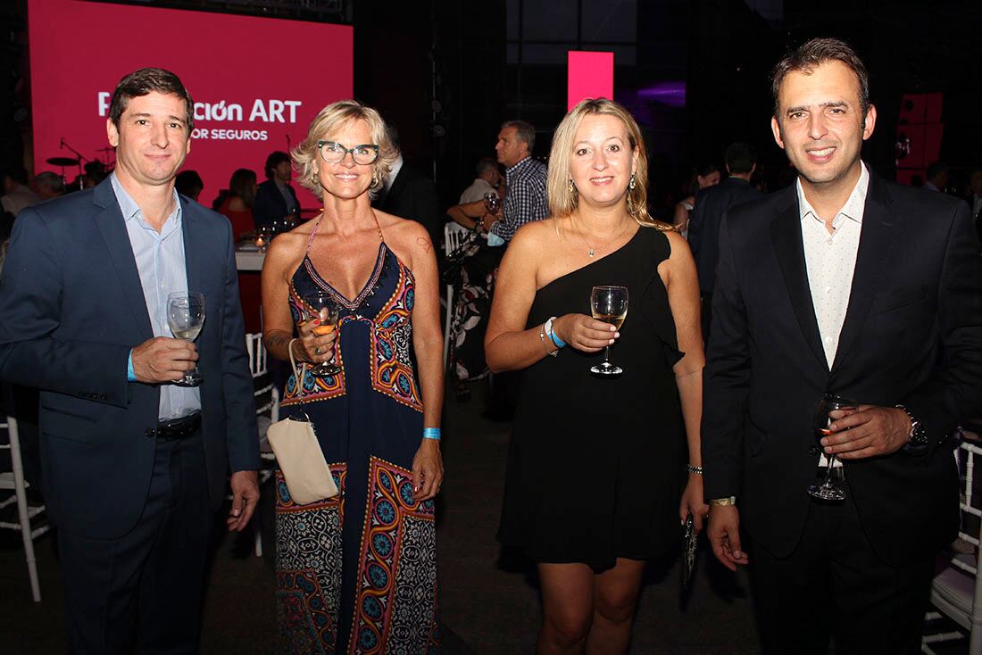 Gala de SANCOR SEGUROS en Park Hyatt Mendoza
Lucas Montini, Valeria Razquin, Florinda Mantaras y Rene Villegas
