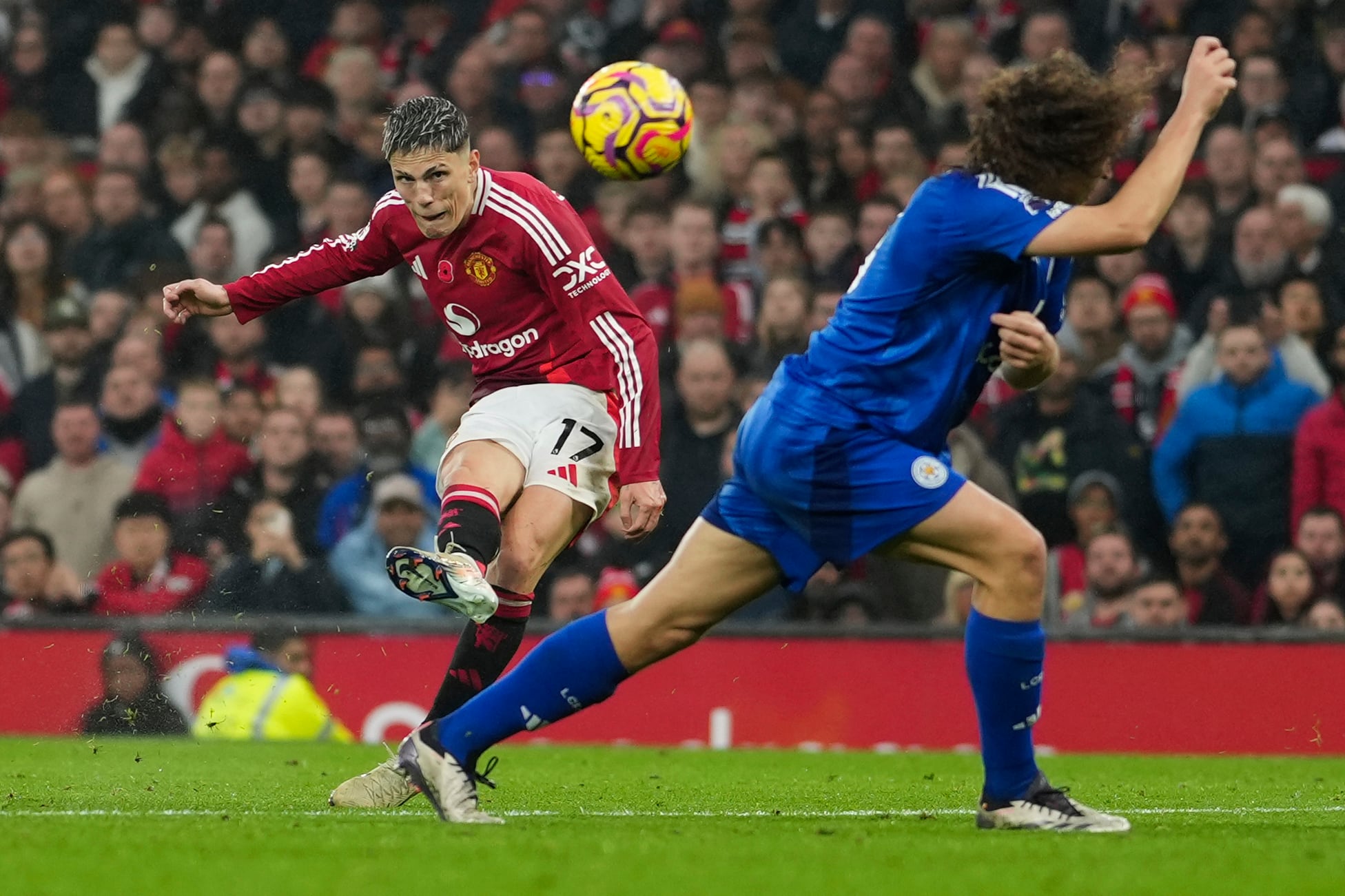 Alejandro Garnacho anota el tercer gol de Manchester United en el partido contra Leicester City en la Liga Premier, el domingo 10 de noviembre de 2024. (AP Foto/Jon Super)