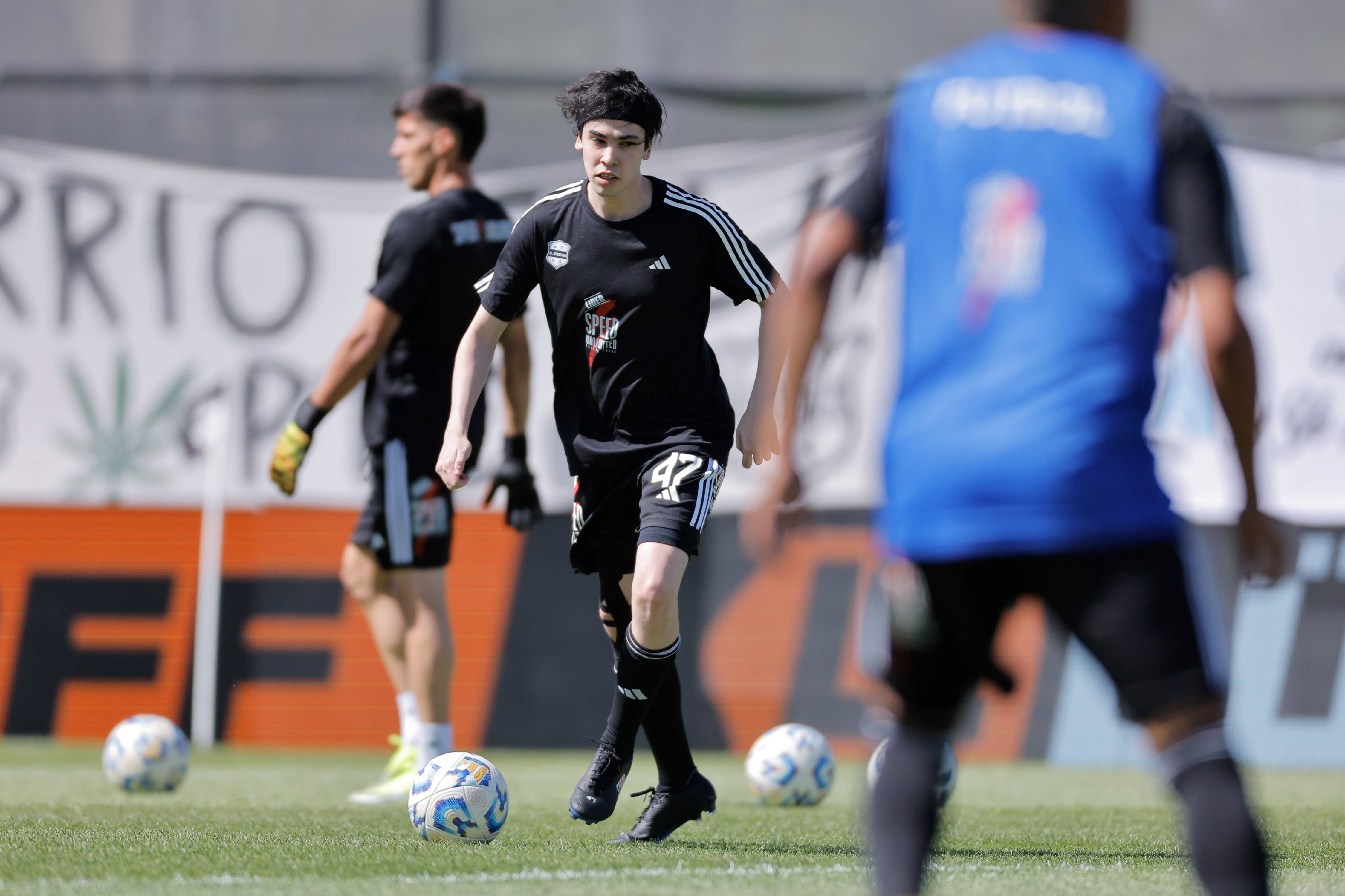 El streamer Iván Buhajeruk, conocido como Spreen, debutó el 11 de noviembre de 2024 en la Primera División de Argentina con la camiseta de Deportivo Riestra.