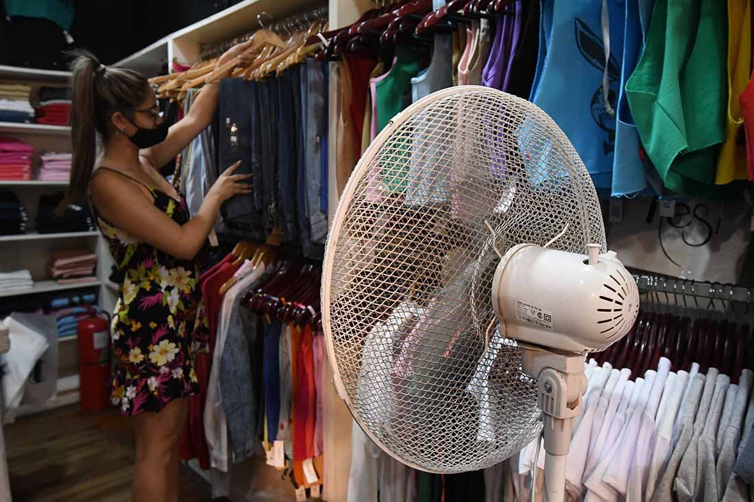 Por el uso excesivo de ventiladores, Aires Acondicionados y climatizadores por la ola de calor, pueden haber cortes de energía eléctrica en algunas zonas de la provincia de Mendoza.
Mélani en una tienda de ropas tratando de pasar el calor con un ventilador
Foto:José Gutierrez / Los Andes 