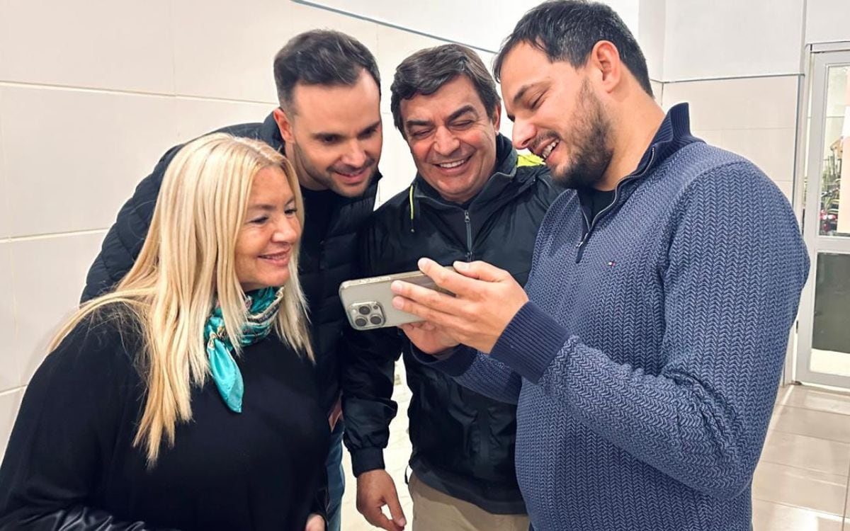 Gabriel Pradines se adjudicó el triunfo. En la foto, junto a Omar De Marchi, Álvaro Martínez y Laura Balsells Miró.