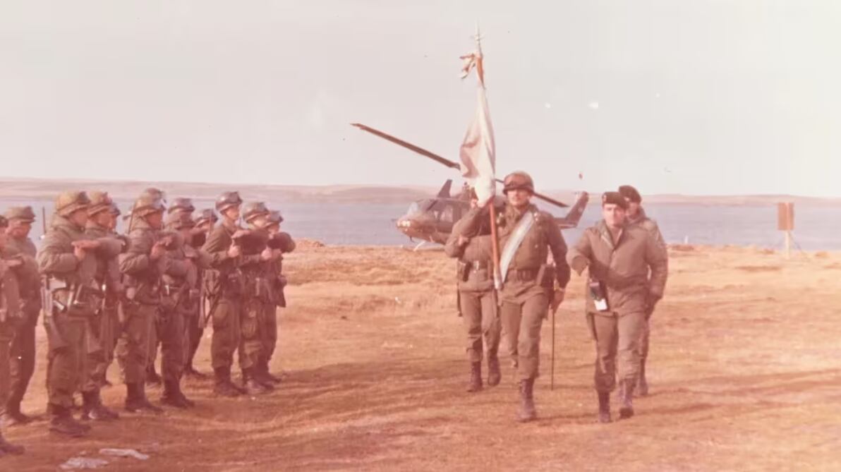 El entonces jefe de regimiento Daniel Esteban junto a Abel Aguiar en la jura a la bandera en las islas. Foto: Gentileza D.E.