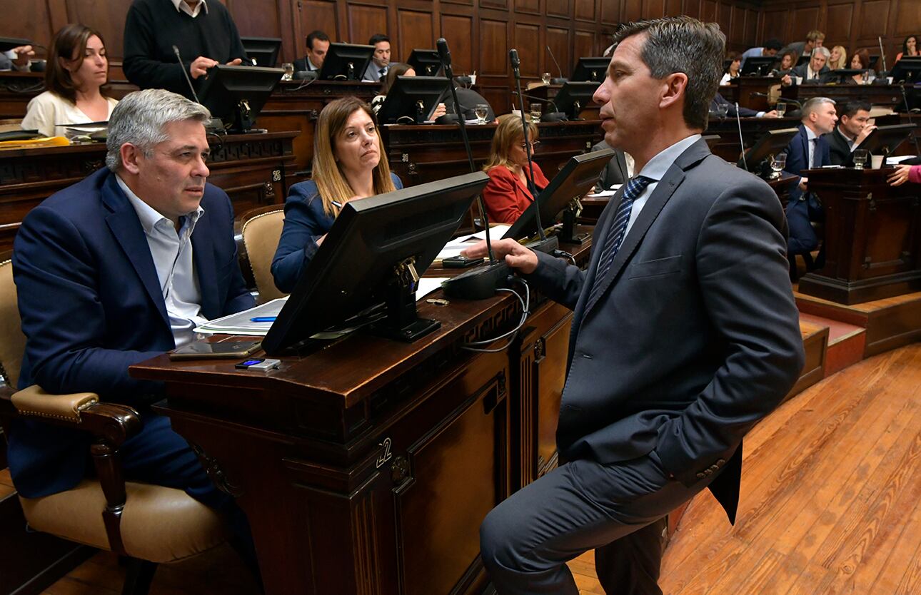 Sentados, los diputados Germán Gómez y Verónica Valverde, del peronismo, parado Andrés Lombardi en un cuarto intermedio.
Foto: Orlando Pelichotti 