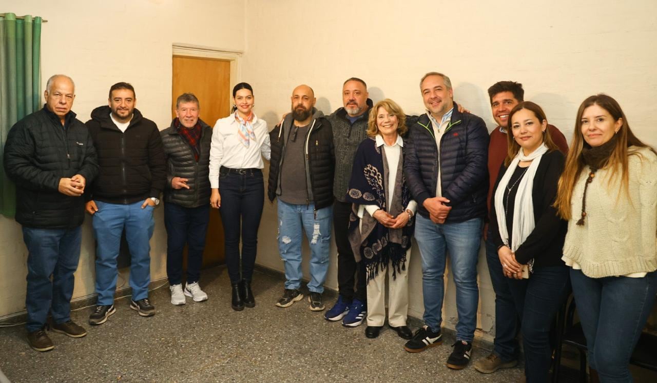 Los distintos sectores, hasta Malargüe, en la foto con la conducción. Ausente el grupo de Martín Aveiro (Tunuyán) y de Edgardo González (Lavalle). Foto: Prensa PJ.