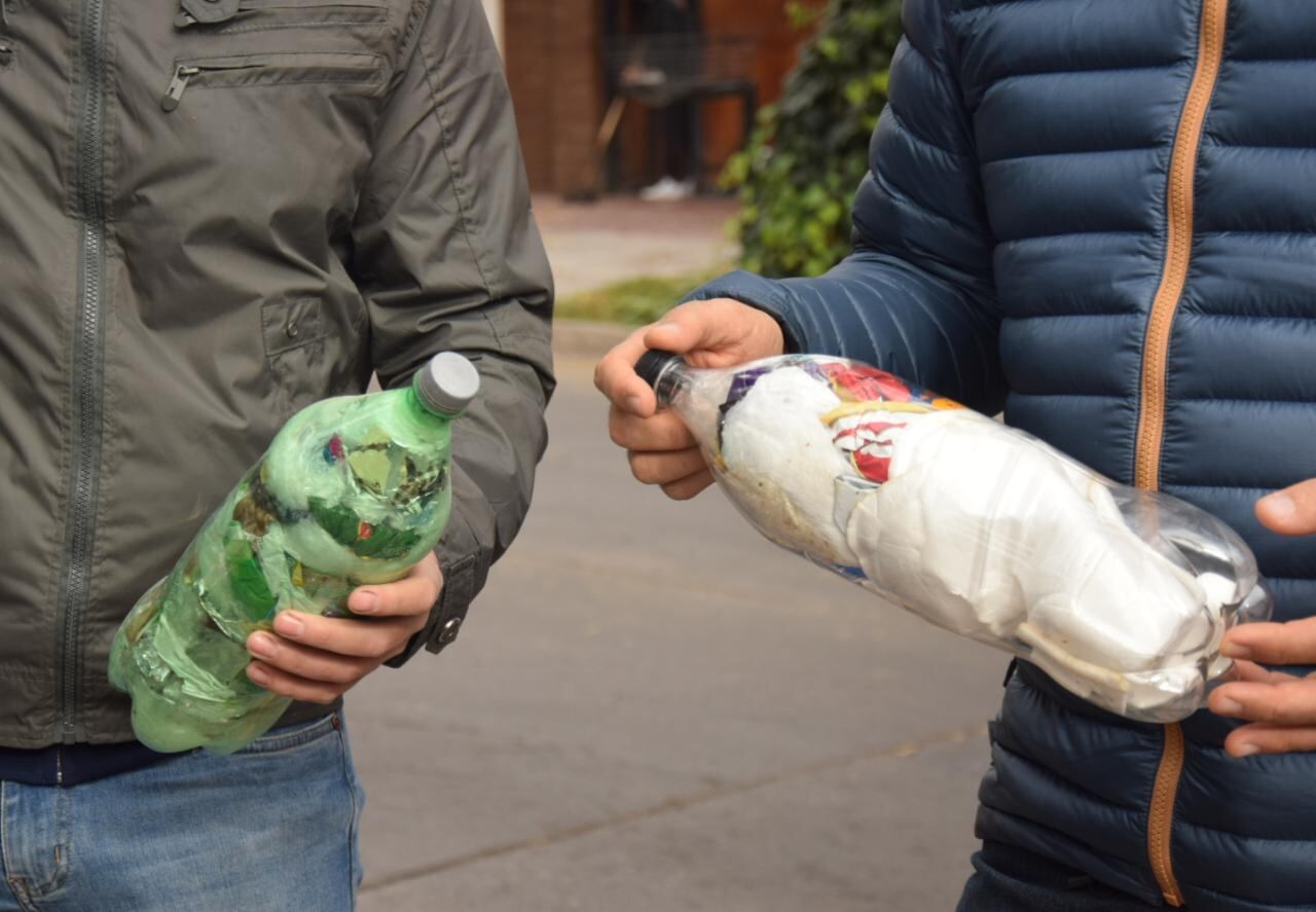 La parada sustentable de Parque Alfonsín, hecha con botellas de amor
