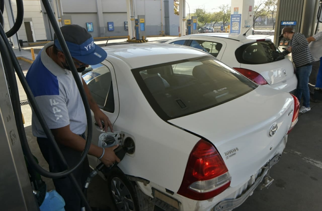 Aumento de los combustibles de YPF, 14 de marzo de 2022. Foto: Orlando Pelichotti, Los Andes