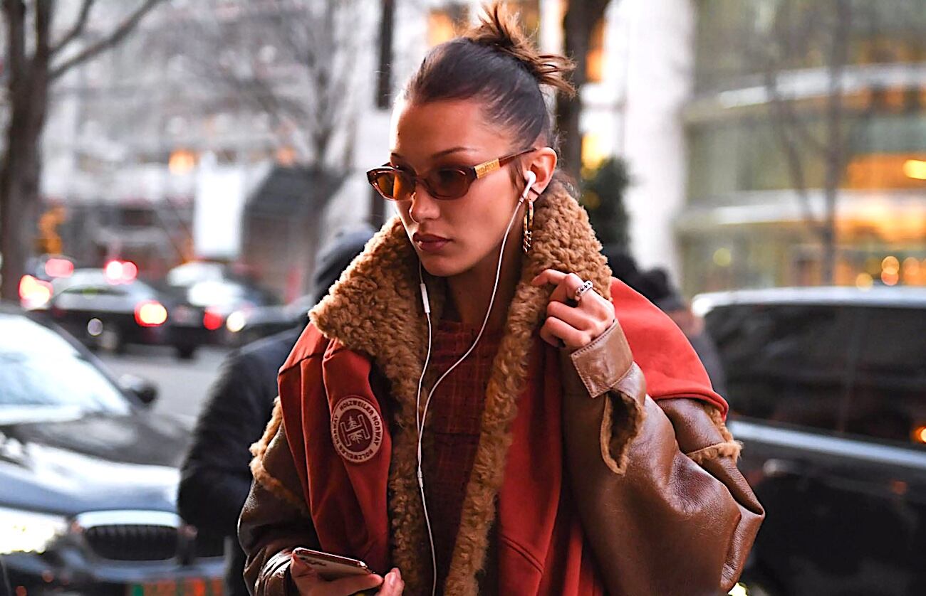 La modelo Bella Hadid impuso la moda de usar auriculares con cable.