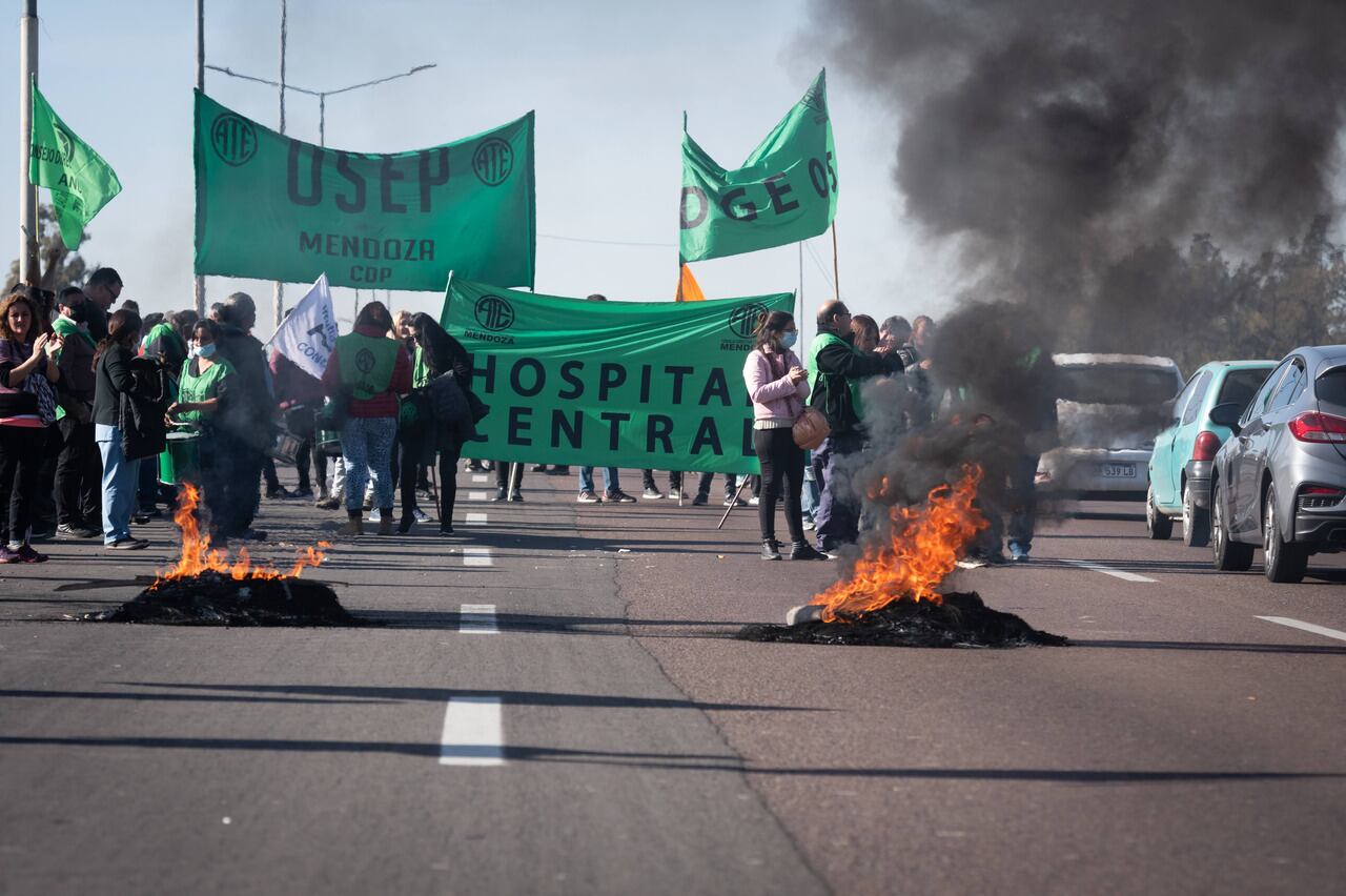 ATE, ATSA y APEL realizaron cortes de tránsito en distintos puntos de la Provincia
En el Gran Mendoza, el punto elegido por el Frente Estatal compuesto por ATE, ATSA y APEL, fue el Acceso Este a la altura del hospital Notti. Allí se generó un caos de tránsito entre los vehículos que quisieron ingresar o salir de la Ciudad.

Foto: Ignacio Blanco / Los Andes 