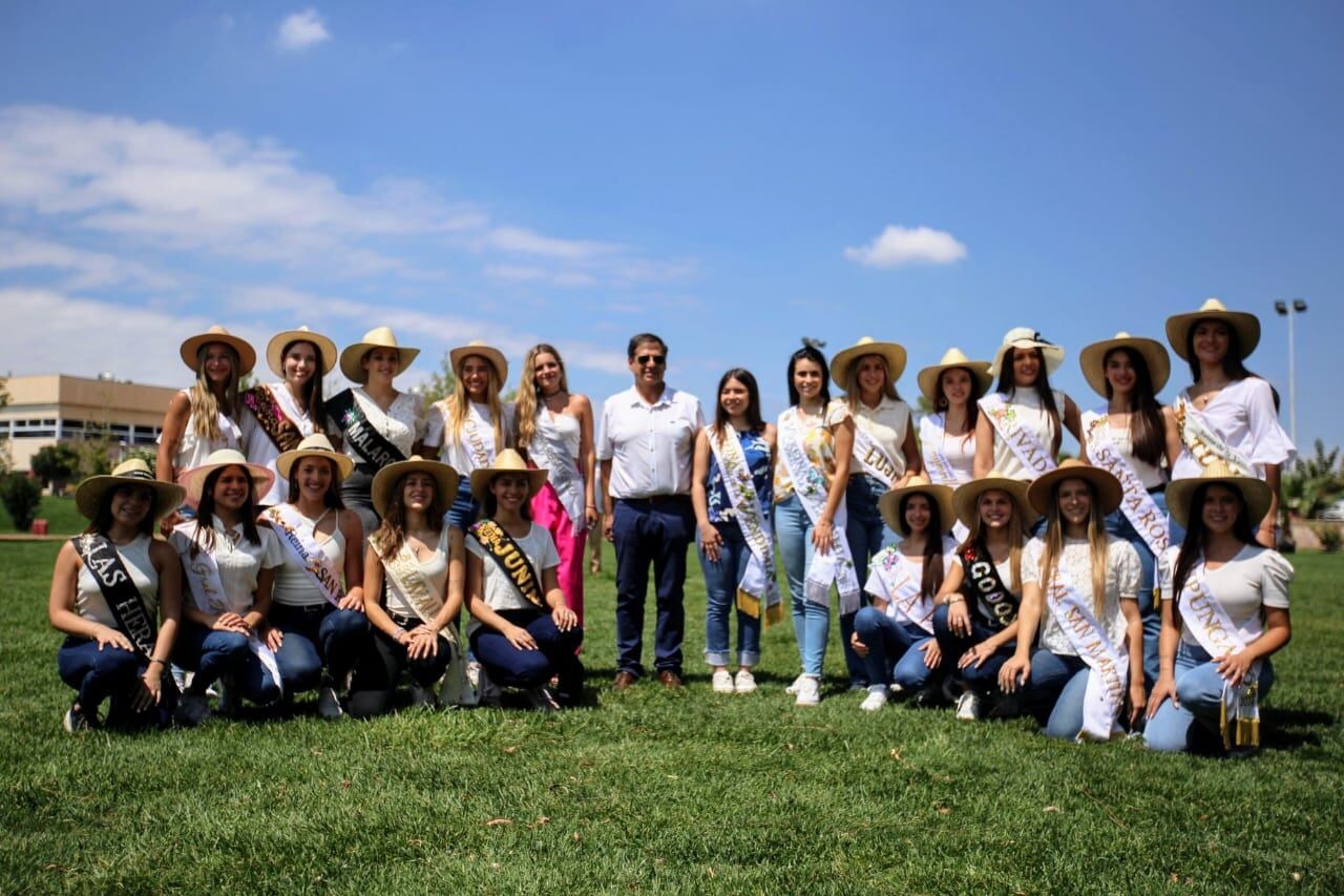 Vuelo de Reinas: el evento se llevó a cabo en el club Regatas y contó con la presencia de las Reinas de la Vendimia de mandato cumplido, las candidatas a disputar la corona nacional este sábado 2 de marzo y, por supuesto, la reina de Capital, Agostina Saua. Foto: Gentileza