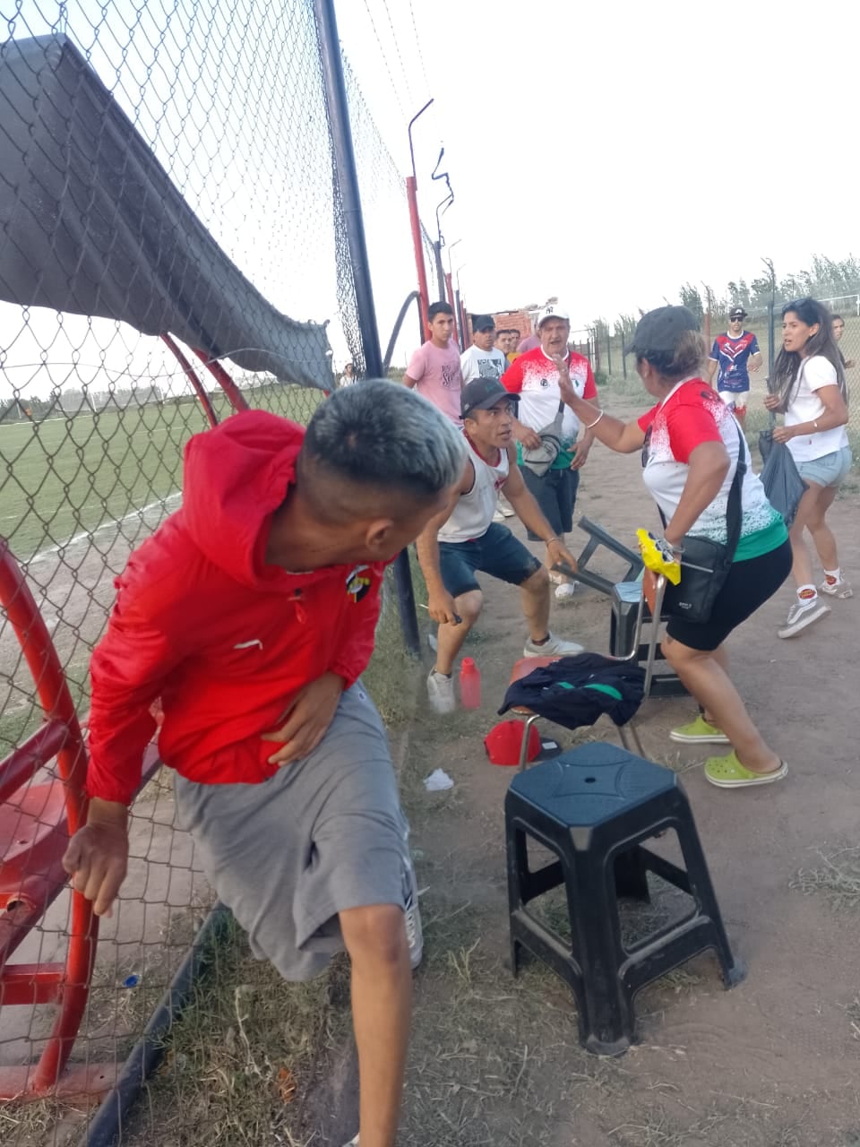 La violencia alcanzó su extremo cuando un barra de Rodeo del Medio intentó agredir con un destornillador. Insólito.