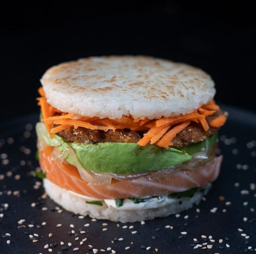 La sushi burger consiste en utilizar los ingredientes del sushi para crear hamburguesas de distintos rellenos.