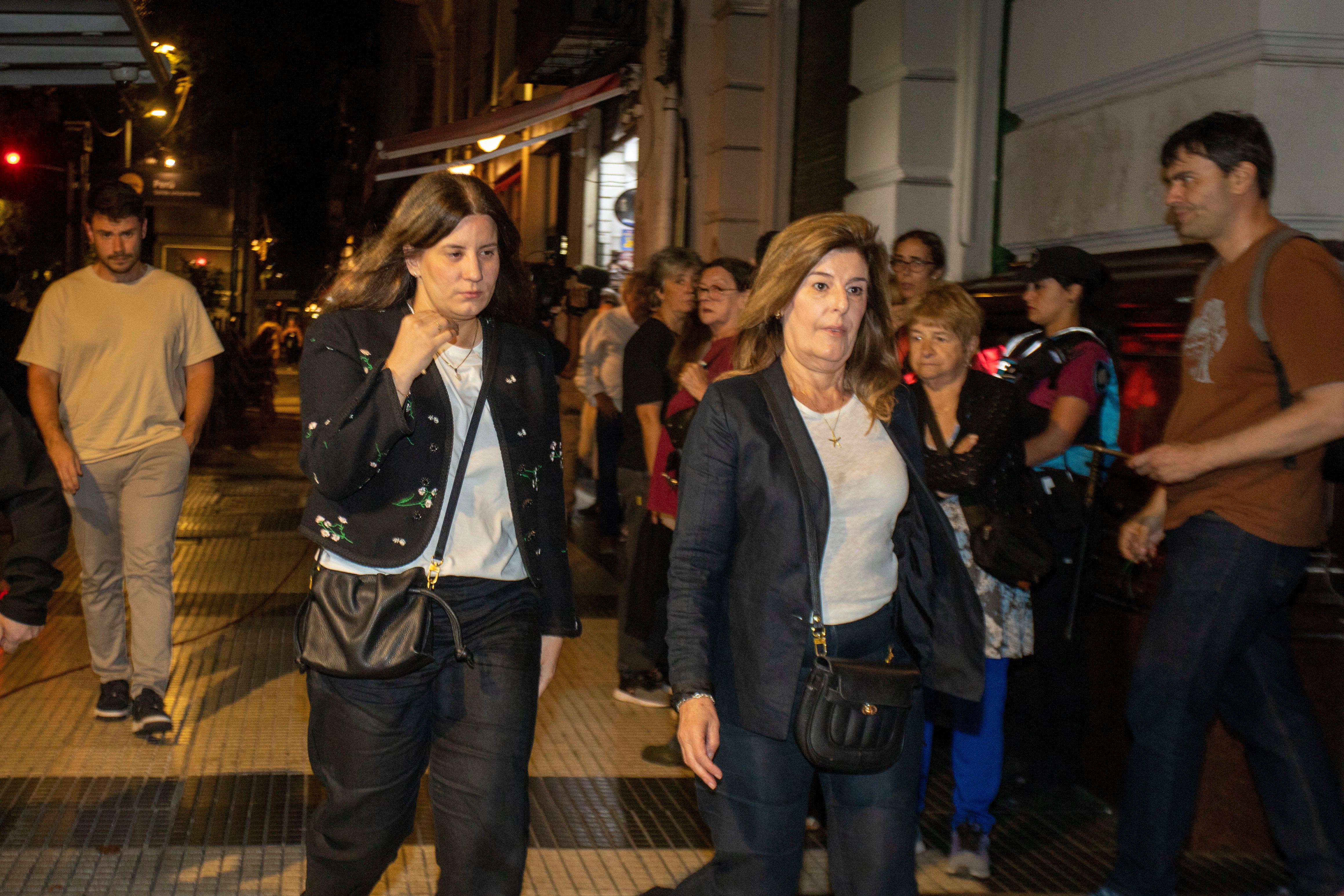 Bárbara Lanata, una de las hijas del periodista, y su madre Andrea Rodríguez. Foto: NA