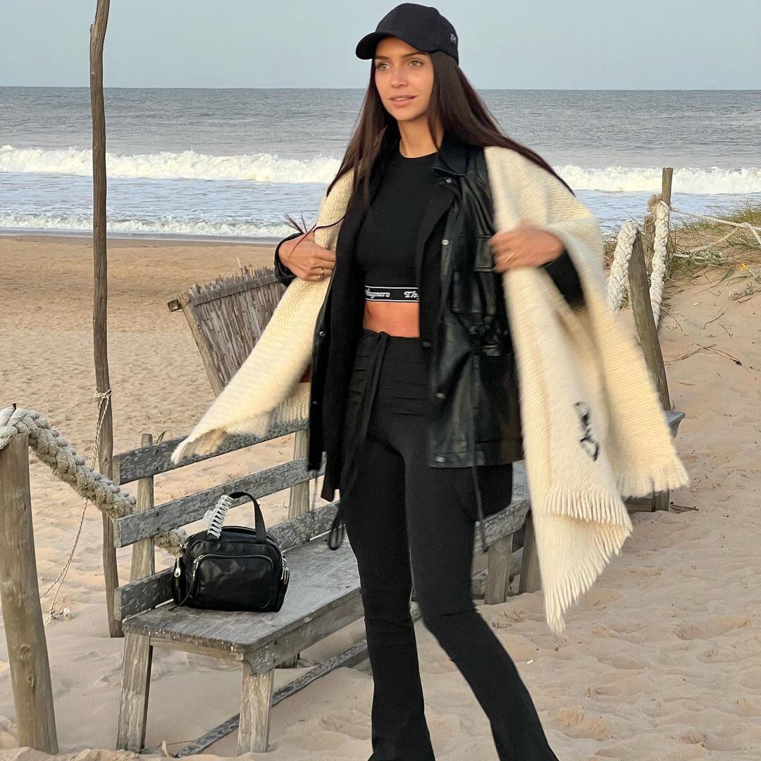 El look poco playero de Zaira Nara