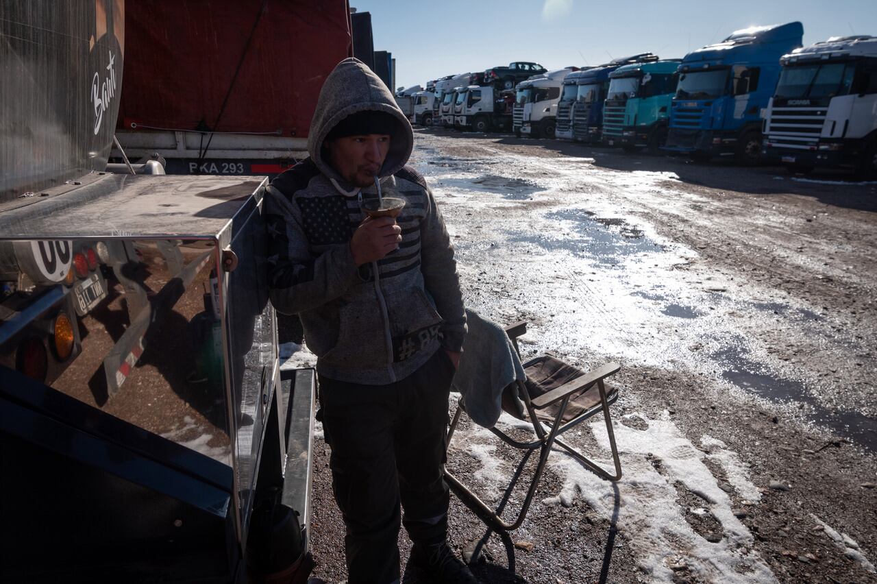 
El camionero Diego Nuñez esperó durante una semana a que abran el paso a la República Chile, para llevar su carga . Foto: Ignacio Blanco / Los Andes  

