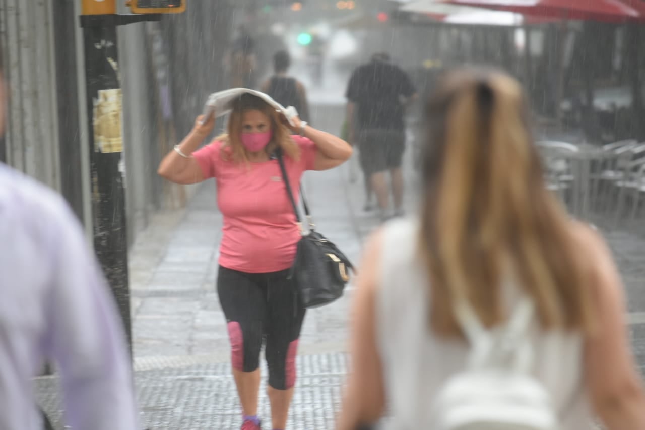 Un fuerte chaparrón con granizo pequeño y sol sorprendió al Gran Mendoza. Rige un alerta de tormentas fuertes.