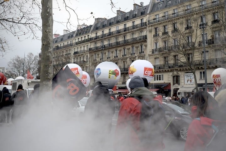 Protestas por la suba en la edad jubilatoria.