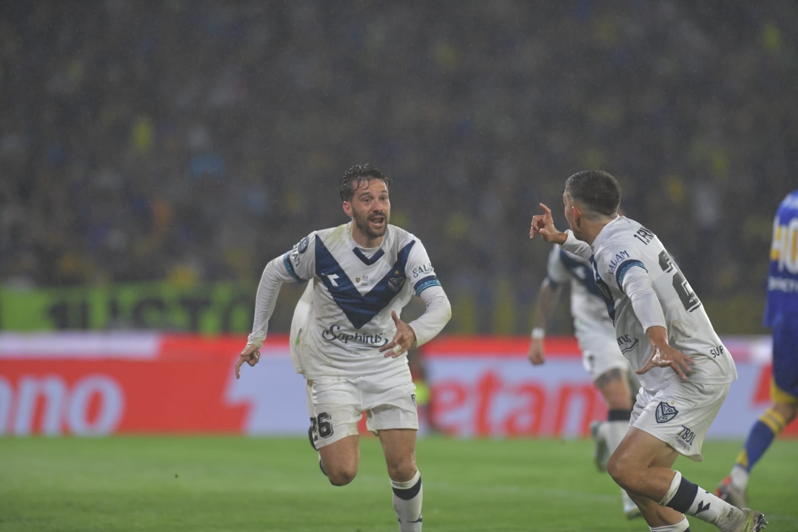 Agustín Bouzat fue el héroe de Vélez en el Kempes ante Boca para clasificar a la final de la Copa Argentina. (Javier Ferreyra / La Voz)