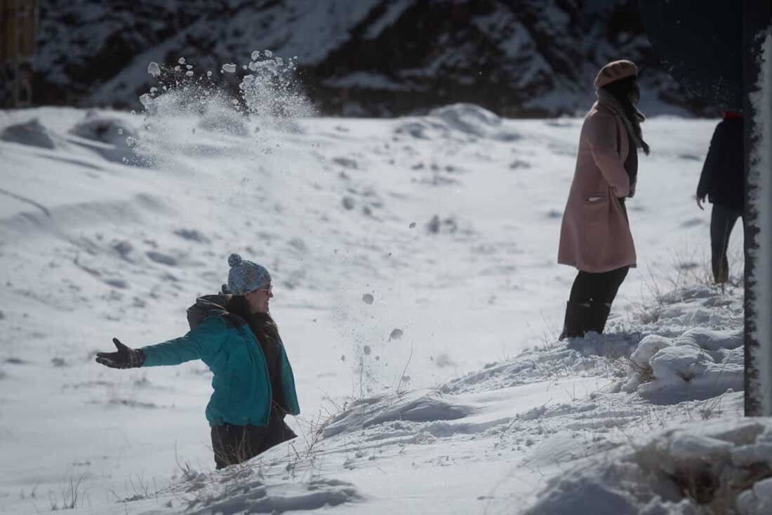 El frente frío llegó a Mendoza durante este sábado y muchos mendocinos salieron a disfrutar de la nieve.