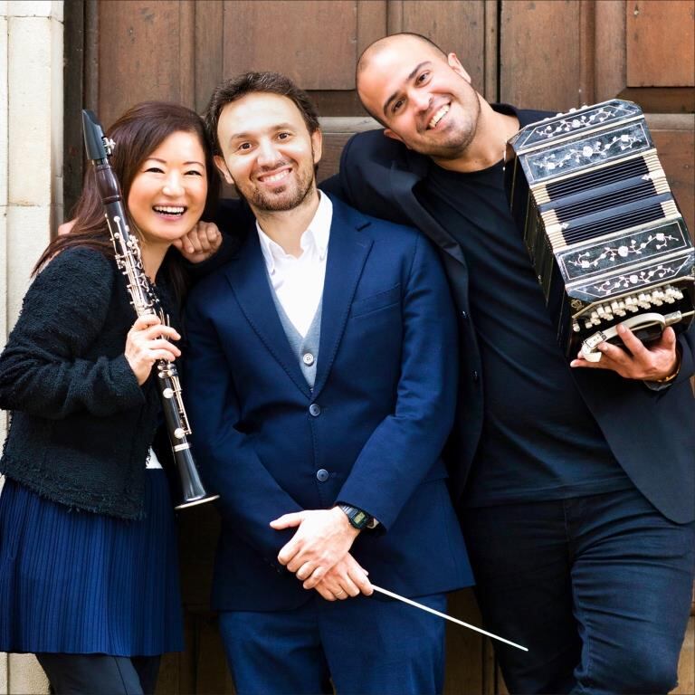 Juan Pablo Jofré junto al director de la orquesta, Enrico Fagone y la clarinetista Seunghee Lee