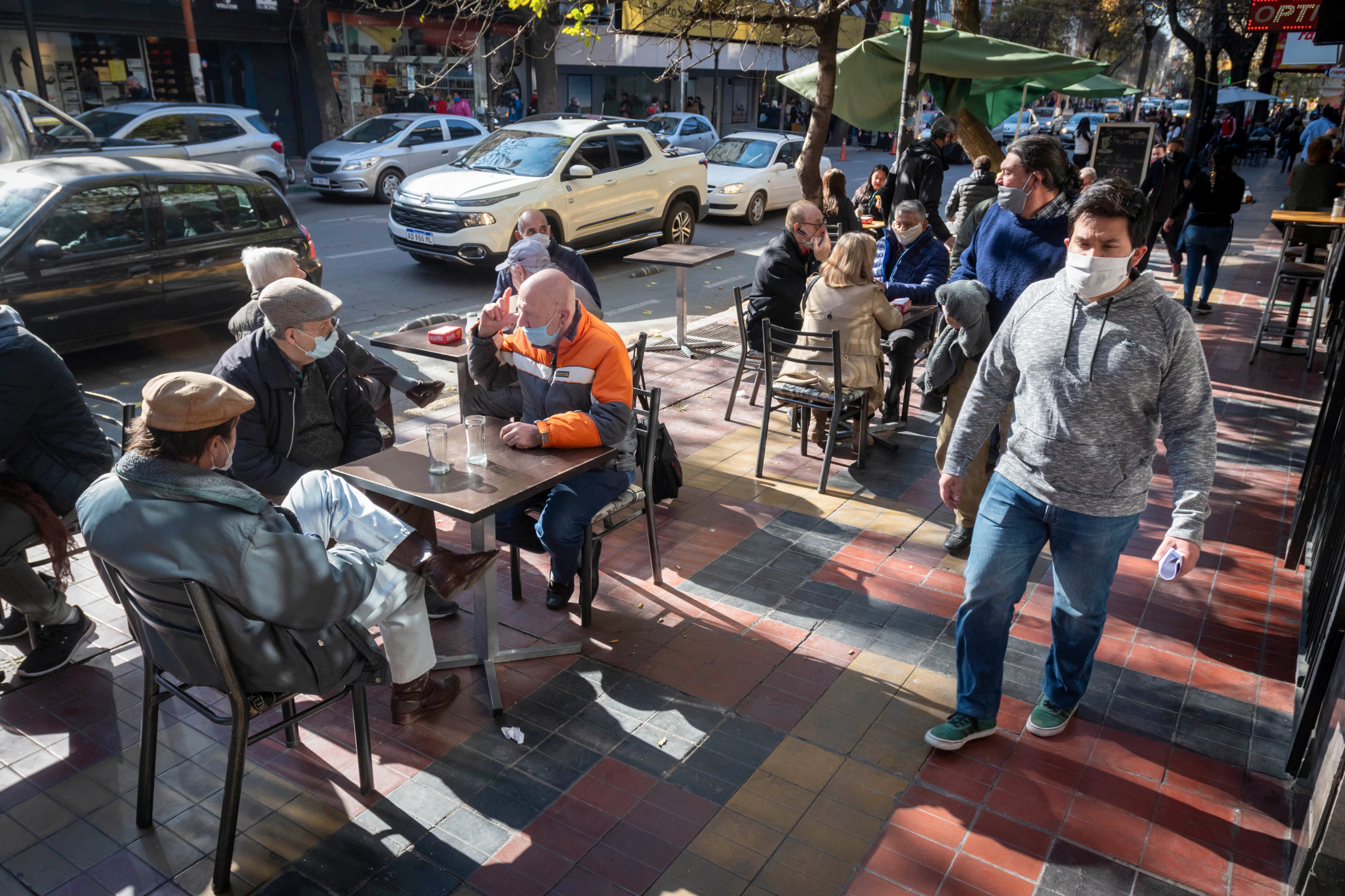 Comenzó la reapertura de locales comerciales sin restricción de DNI. Se notó mucho movimiento de personas por las calles de la Ciudad.