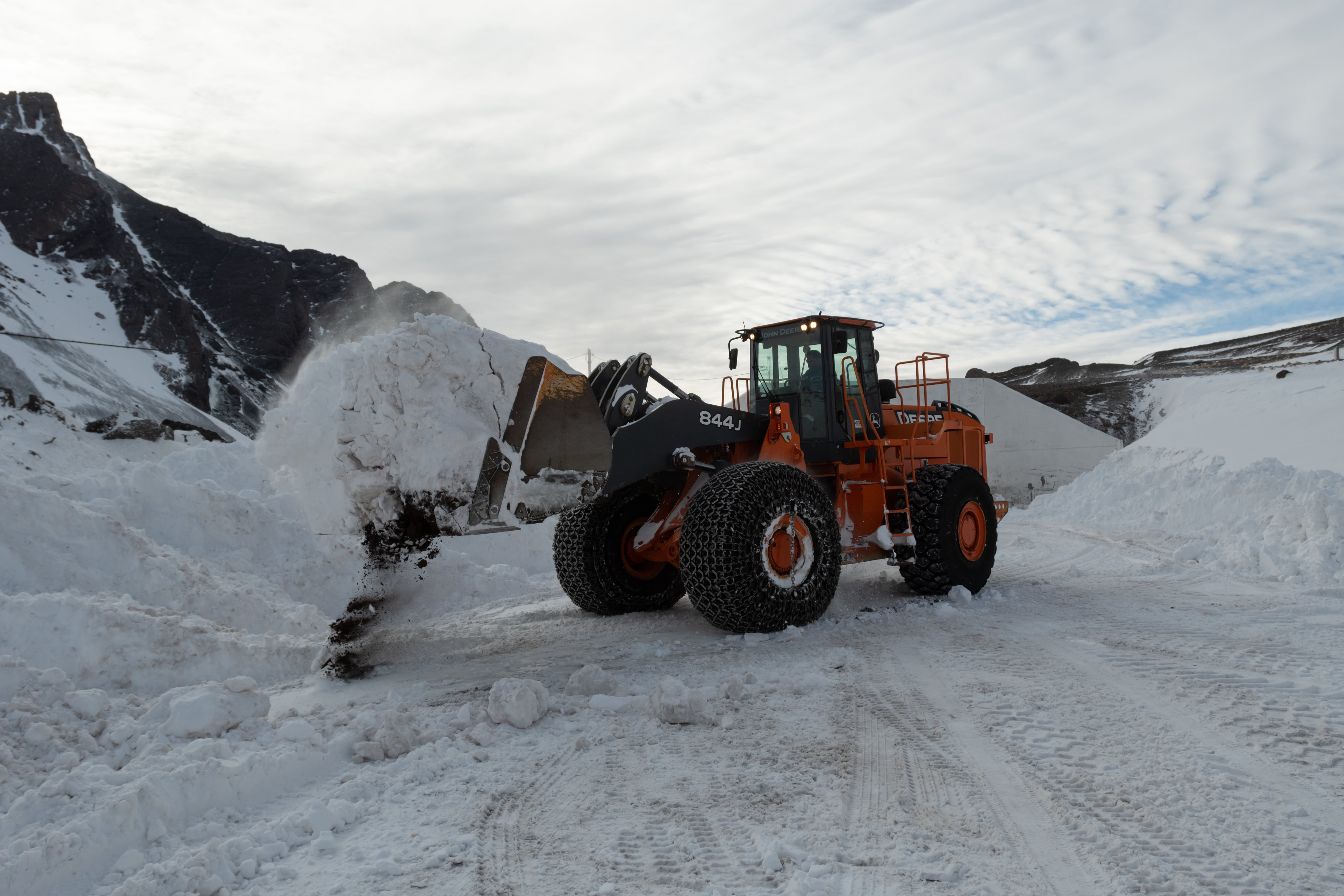 Mendoza 25 de junio de 2020 Sociedad
Paso Internacional cortado
Operativo de Vialidad Nacional en Villa Las Cuevas para despejar la nieve acumulada sobre Ruta Internacional 7.   

Foto: Ignacio Blanco / Los Andes