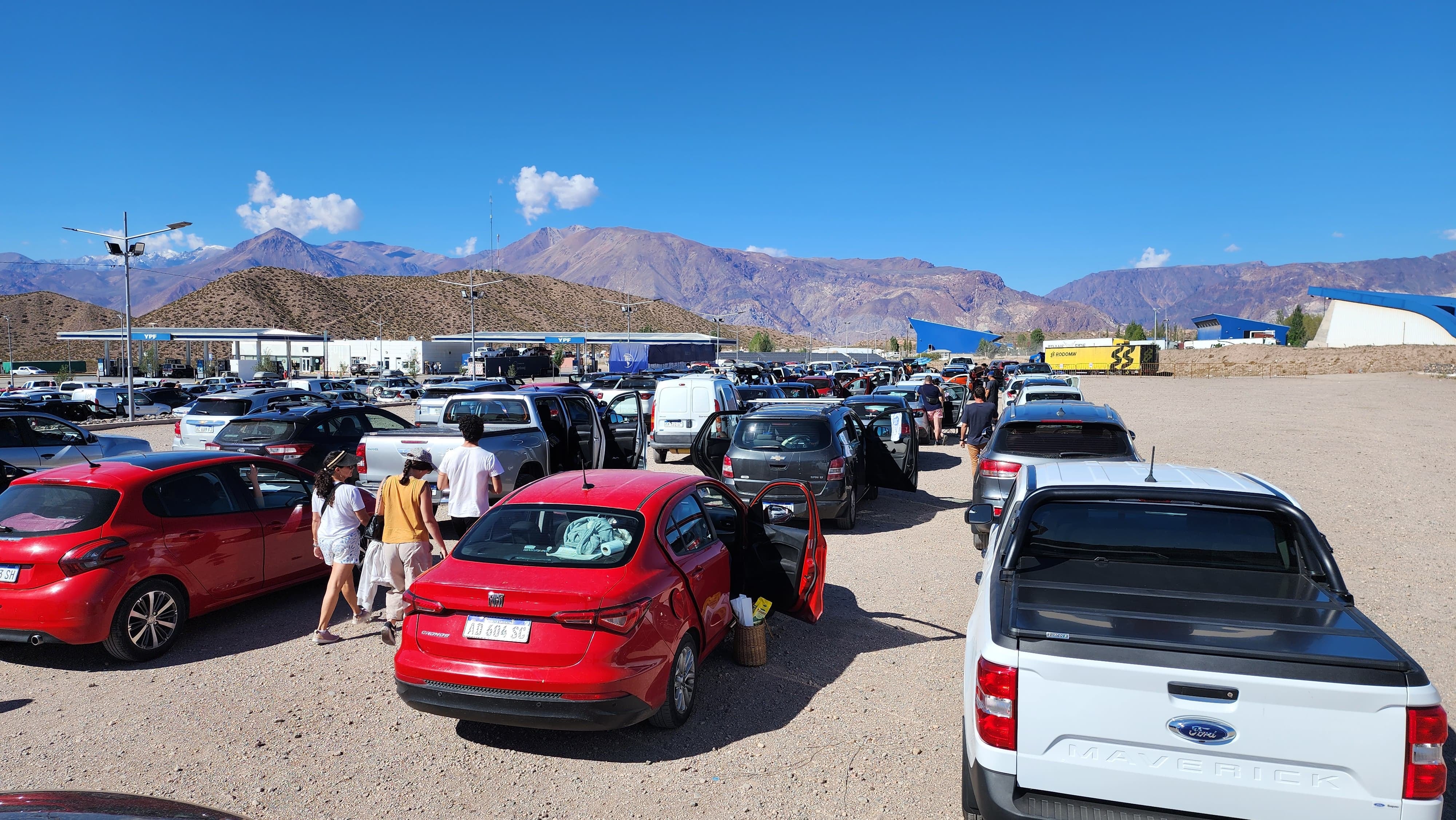 Parador en Uspallata. Cientos de autos espera poder cruzar a Chile. Foto: Delfina Álvarez