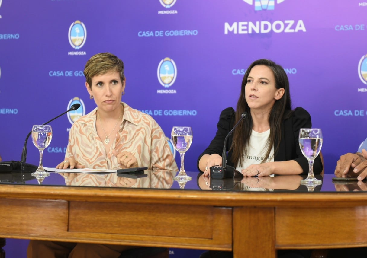 Jimena Latorre, ministra de Energía y Ambiente, junto a Mercedes Rus, ministra de Seguridad y Justicia.