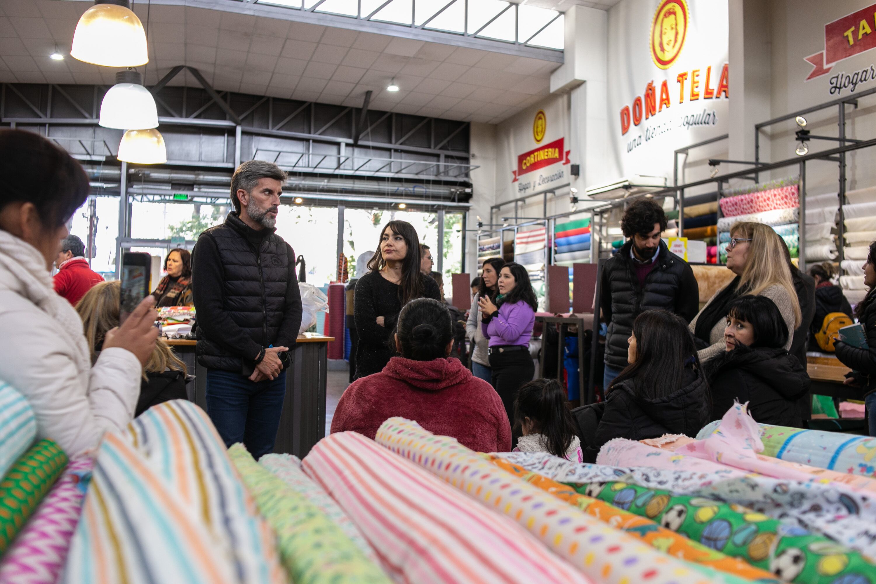 Ulpiano Suarez entregó certificados a emprendedoras textiles. Foto: Prensa Ciudad de Mendoza