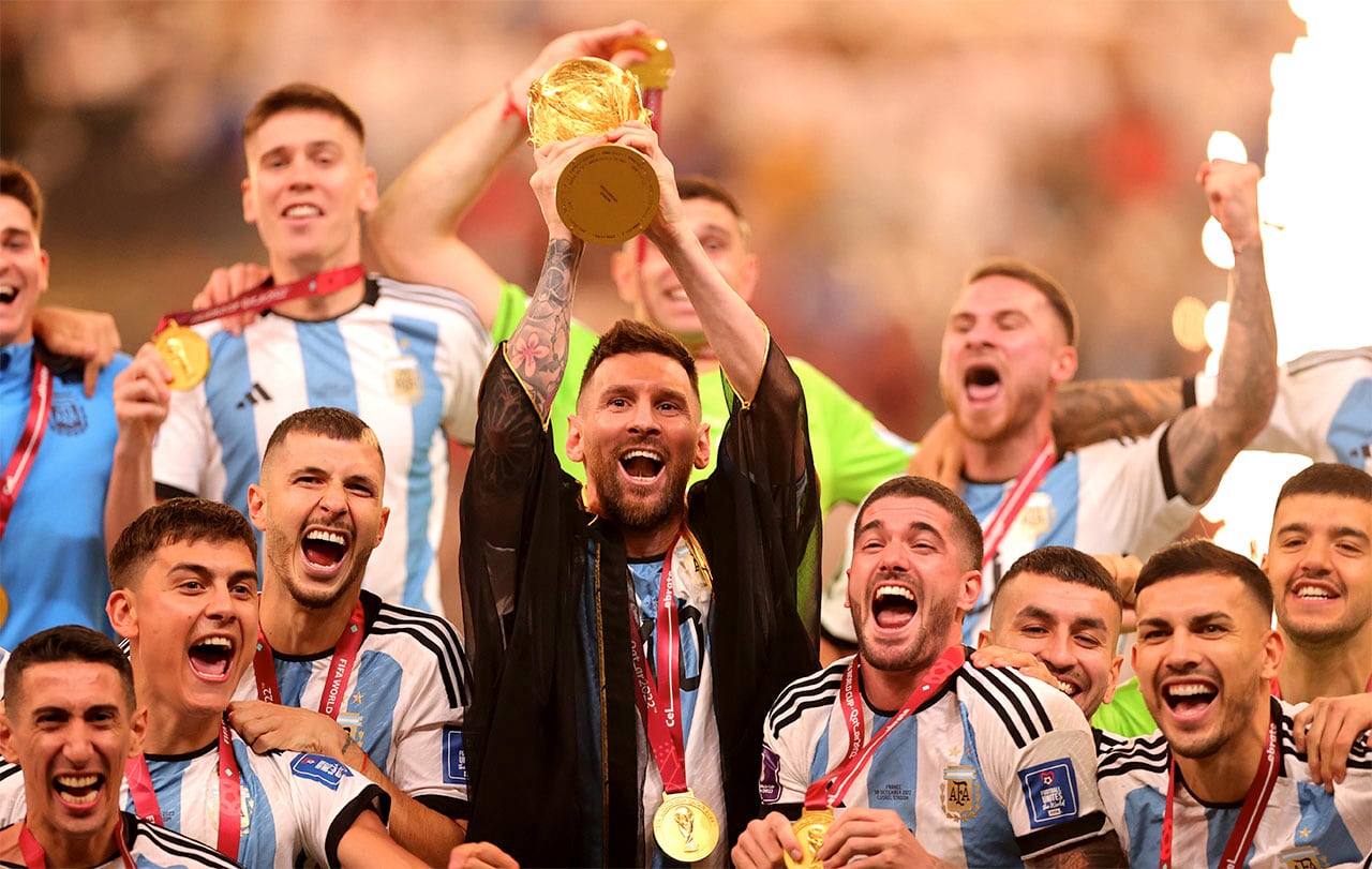 Lusail (Qatar), 18/12/2022.- Lionel Messi of Argentina lifts the trophy after Argentina won the FIFA World Cup 2022 Final between Argentina and France at Lusail stadium, Lusail, Qatar, 18 December 2022. (Mundial de Fútbol, Francia, Estados Unidos, Catar) EFE/EPA/Friedemann Vogel
