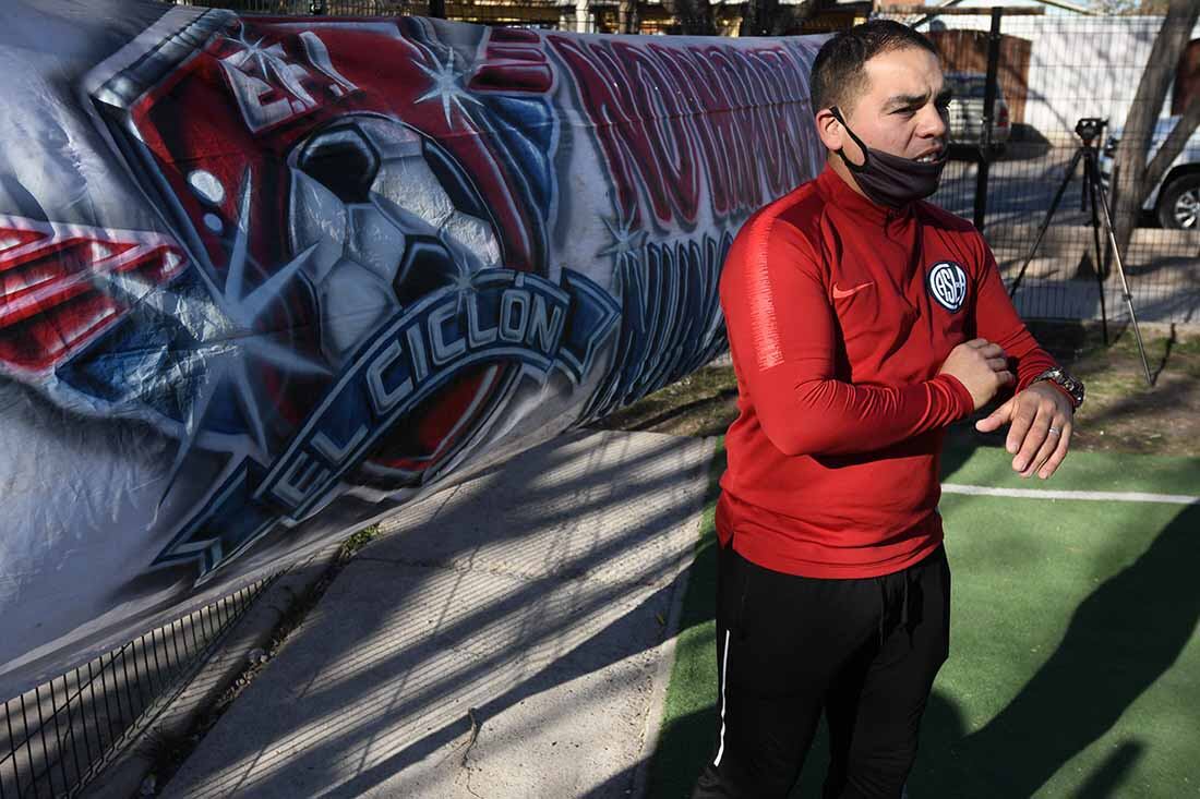 "Me llena de orgullo que me vengan a pedir prestada una pelota de fútbol para jugar, porque antes me pedían fuego para prender un porro", reflexiona Diego Medina.