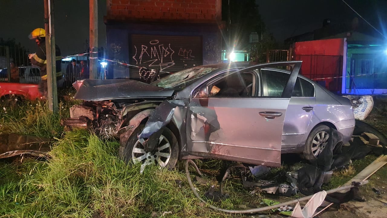 El vehículo en el que viajaba la familia luego del choque contra otro auto y un poste de luz