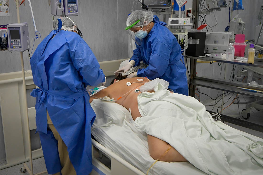 Enfermeros dándolo todo en la primera linea de la UTI del Hospital Central. Foto: Orlando Pelichotti / Los Andes