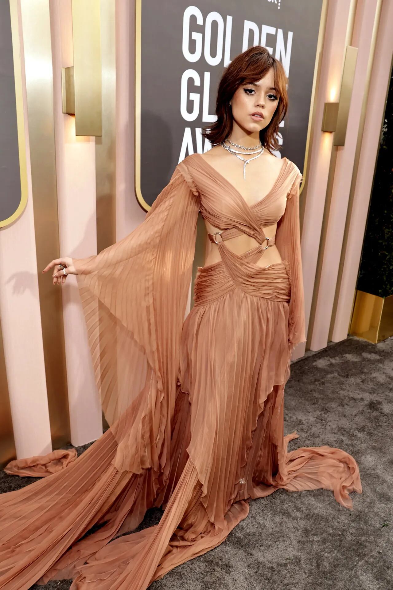 La actriz Jenna Ortega apareció recientemente en la popular serie de Netflix Wednesday con uno de los mejores vestidos de la noche