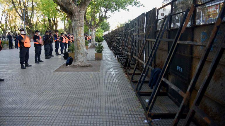 Las vallas que rodearon a municipalidad medían 2 metros.