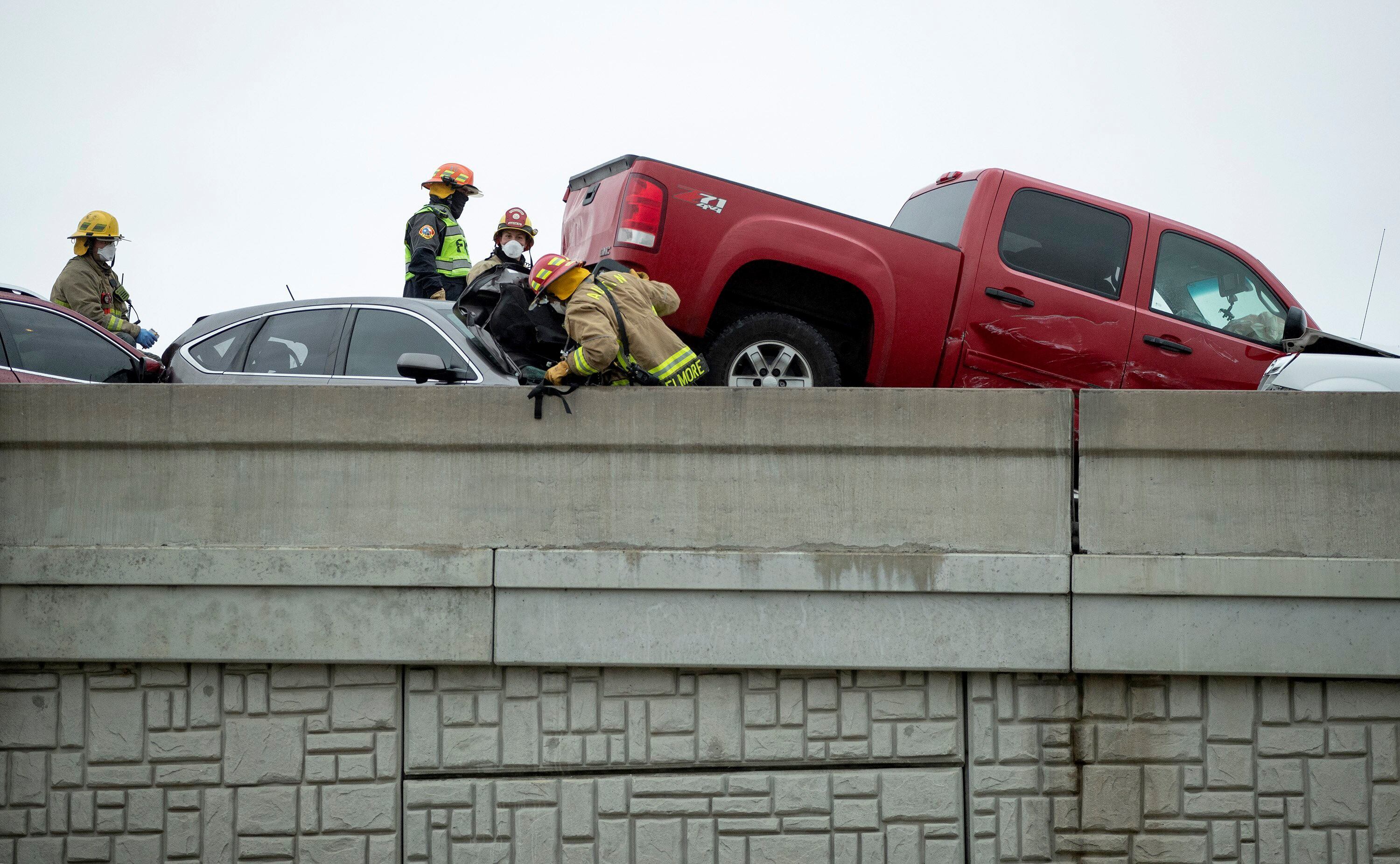 Un choque múltiple en texas, EE.UU., terminó en tragedia luego de que murieran al menos 5 personas producto a las condiciones de la carretera por el frío. AP