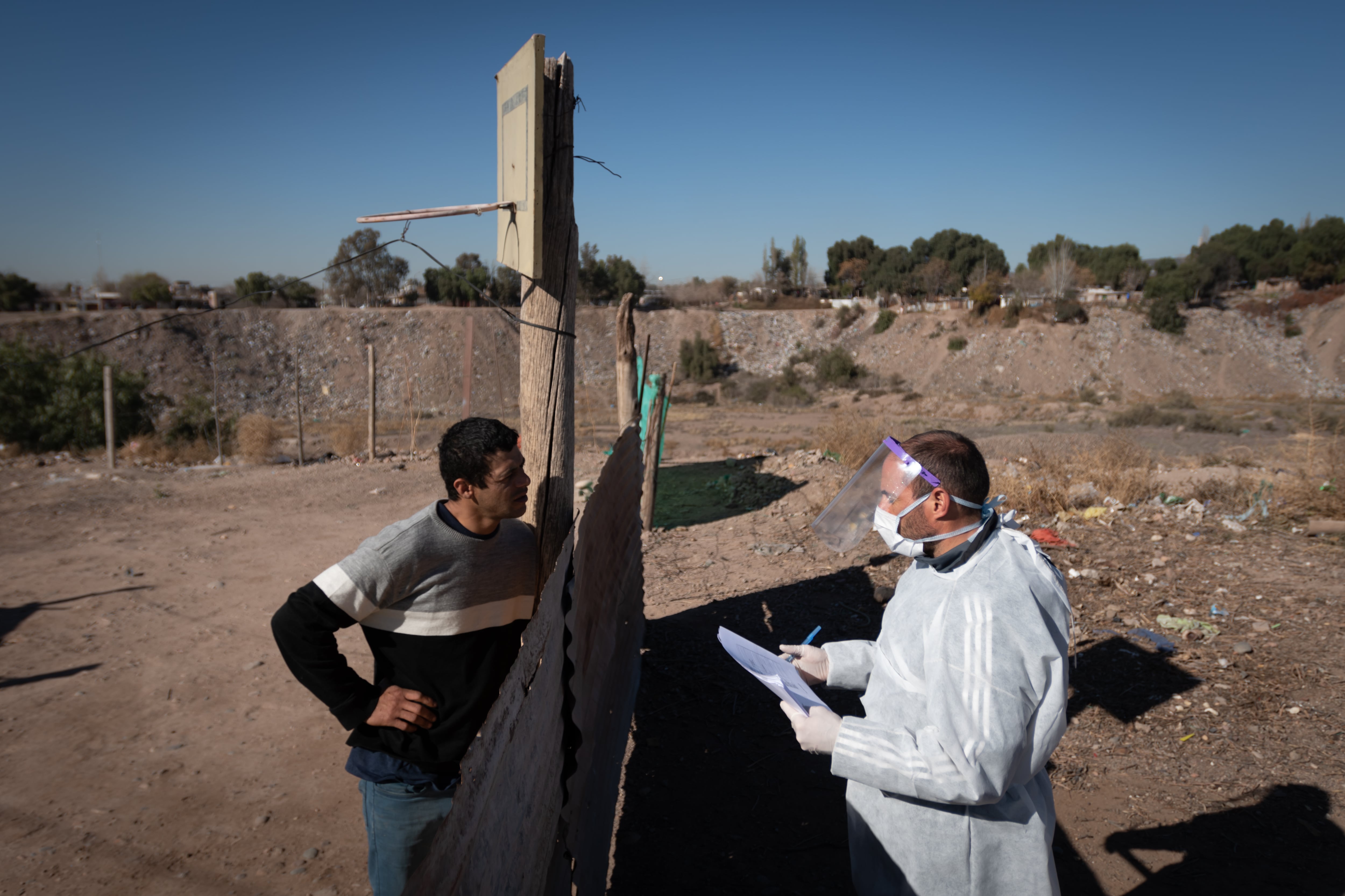 Por el aumento de casos positivos, son cada vez más intensos los operativos sanitarios en los barrios del Gran Mendoza.