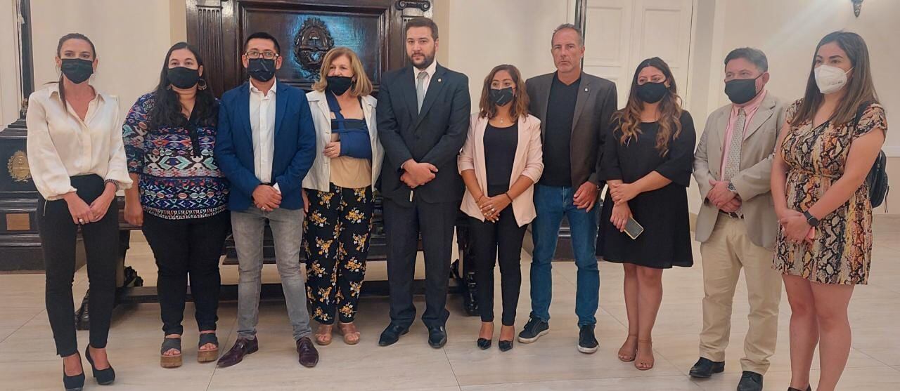 El radicalismo de Maipú realizó una conferencia de prensa en la Legislatura. En la foto: Mercedes Rus, Senadora; Mauricio Pinti, presidente Bloque HCD Maipú; Gabriel Lopez, concejal; Eugenia Da Passano concejal; Sergio Dragoni, concejal; Gladys Sánchez, concejal; Analia Pallero, de Libres Del Sur; Ernesto Mancinelli, Senador de Libres del Sur; Elisa Gomez, concejal; y Támara Salomón, diputada provincial.