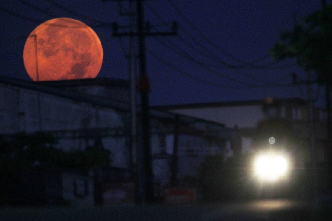 La Luna Rosa sobre la isla indonesia de Bintan. 