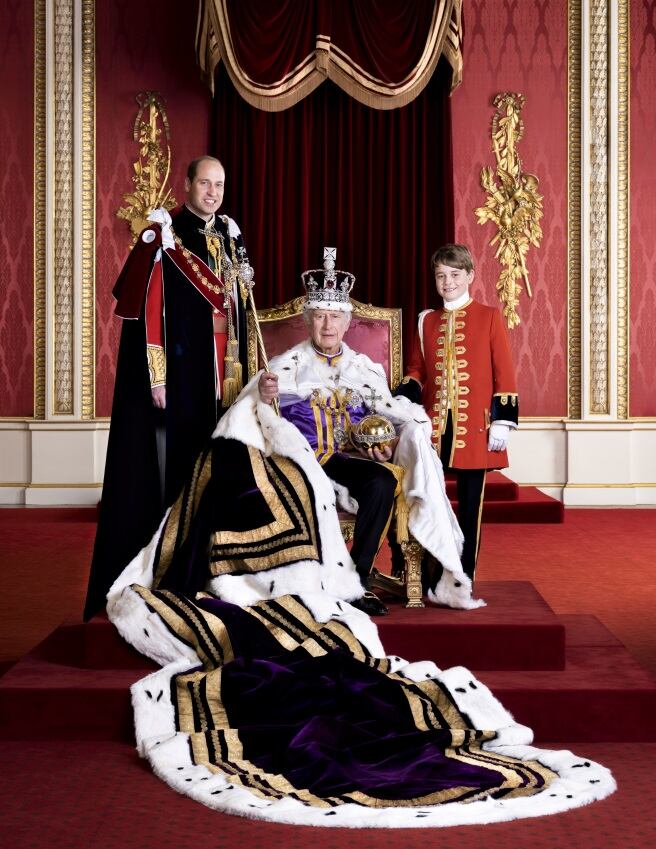 La fotografía del monarca junto a los sucesores fue realizada en la sala del trono del Palacio de Buckingham. Gentileza: 20 Minutos.