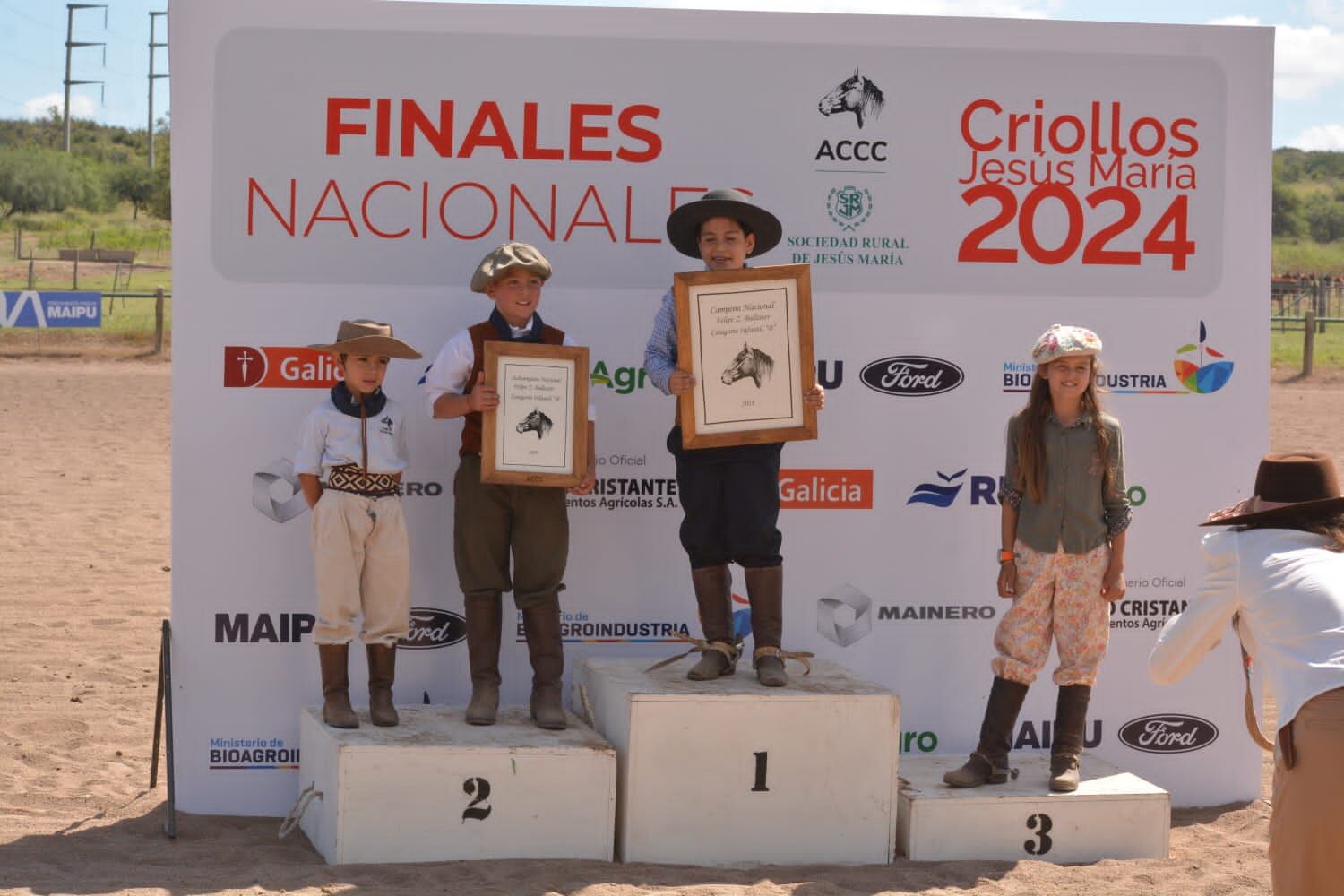 Dimas, junto a su caballo, Ahijuna Ayahuasca, un padrillo de 8 años, se consagraron como subcampeones argentinos de Felipe Z Ballester, una prueba de adiestramiento equino que ha ido perfeccionando a lo largo de 3 años y lo llevaron al podio