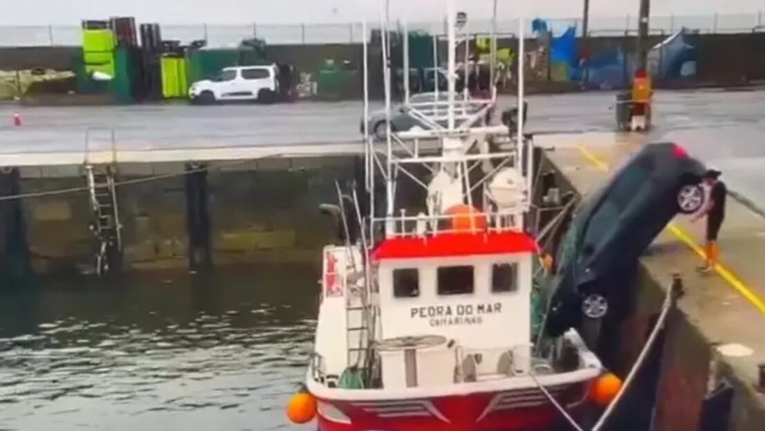 Un auto terminó en el fondo del mar en España. Captura: X / @RadioNordes